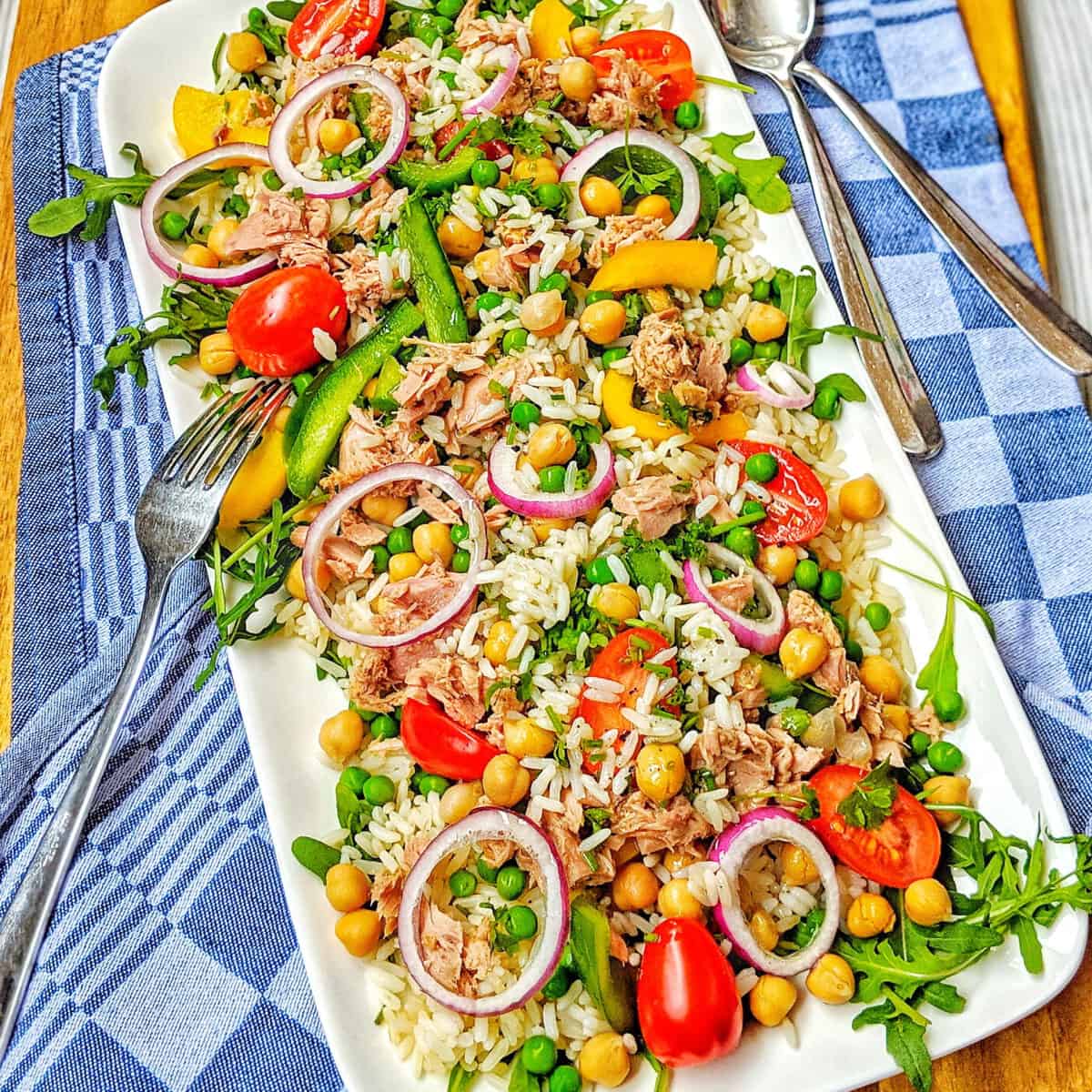 Ein weisses Tablett mit Reissalat