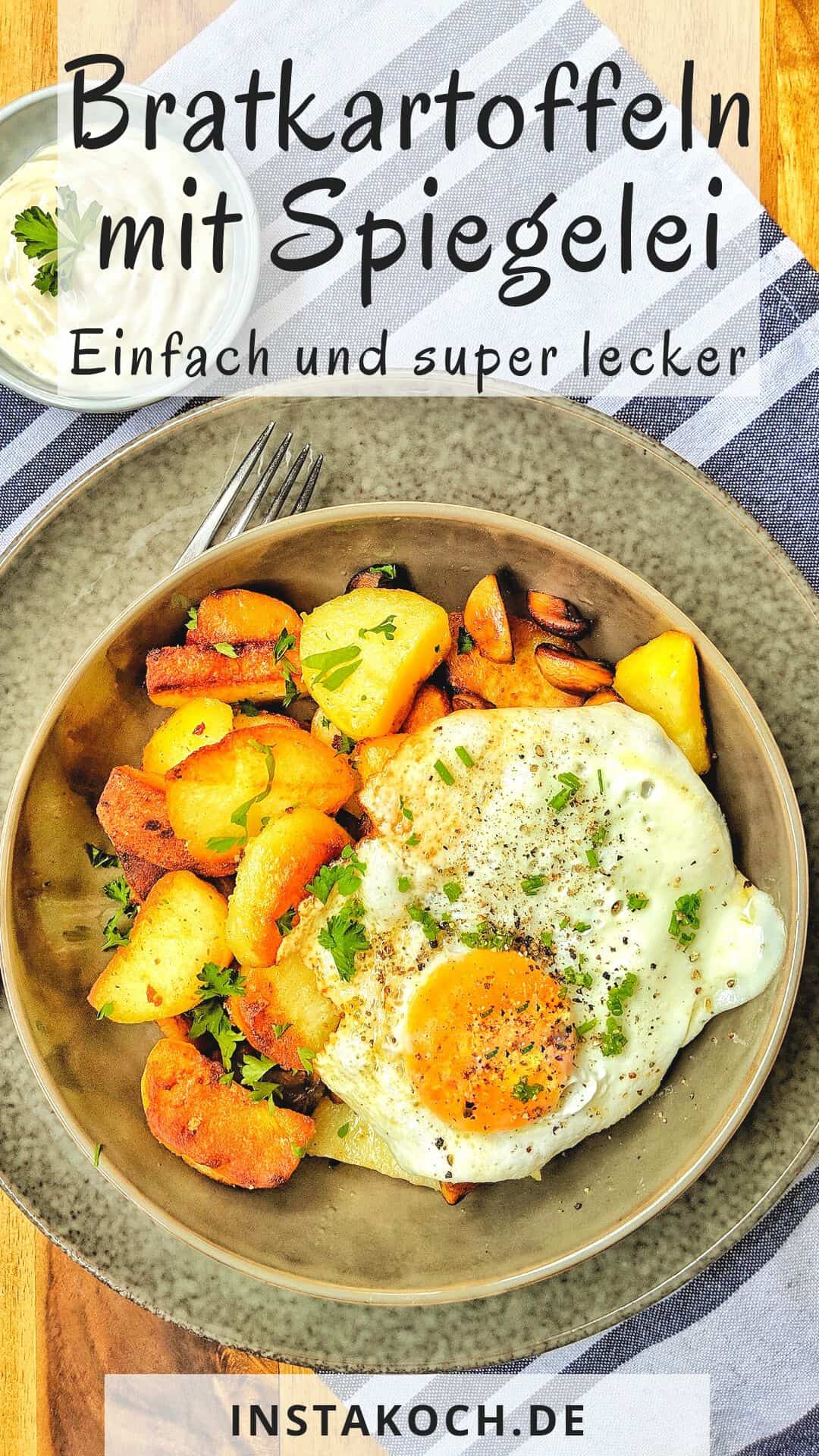 Ein dunkler tiefer Teller mit Bratkartoffeln und einem Spiegelei. Darüber ein Schälchen mit Aioli.