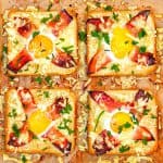 4 Überbackene Toastscheibeen mit Ei, Bacon, Käse und Schnittlauch