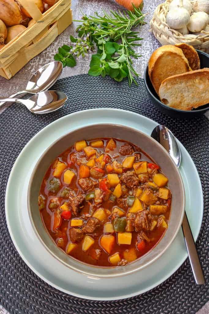 Deftige Gulaschsuppe mit Paprika und Kartoffeln - Einfaches Rezept ...