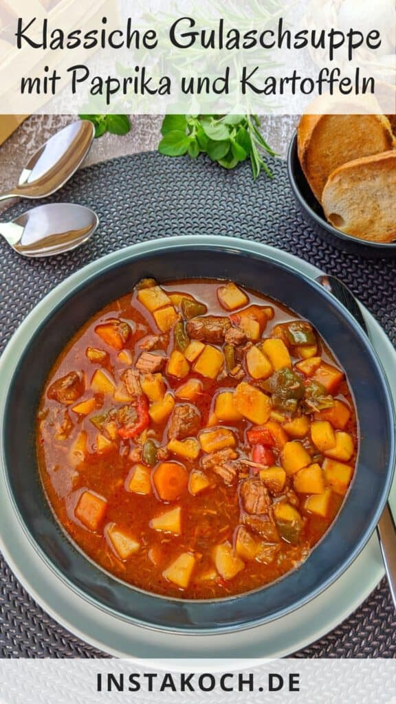 Deftige Gulaschsuppe mit Paprika und Kartoffeln - Einfaches Rezept ...