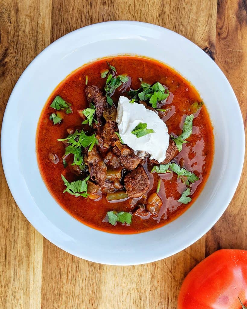 Deftige Gulaschsuppe mit Paprika