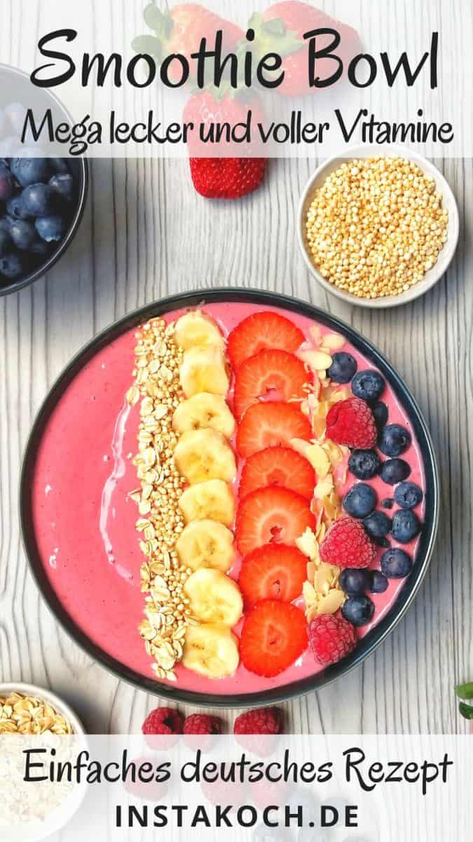 Die fertige Smoothie-Bowl umgeben von Schälchen mit Beeren und Quinoa, sowie Obst als Deko.