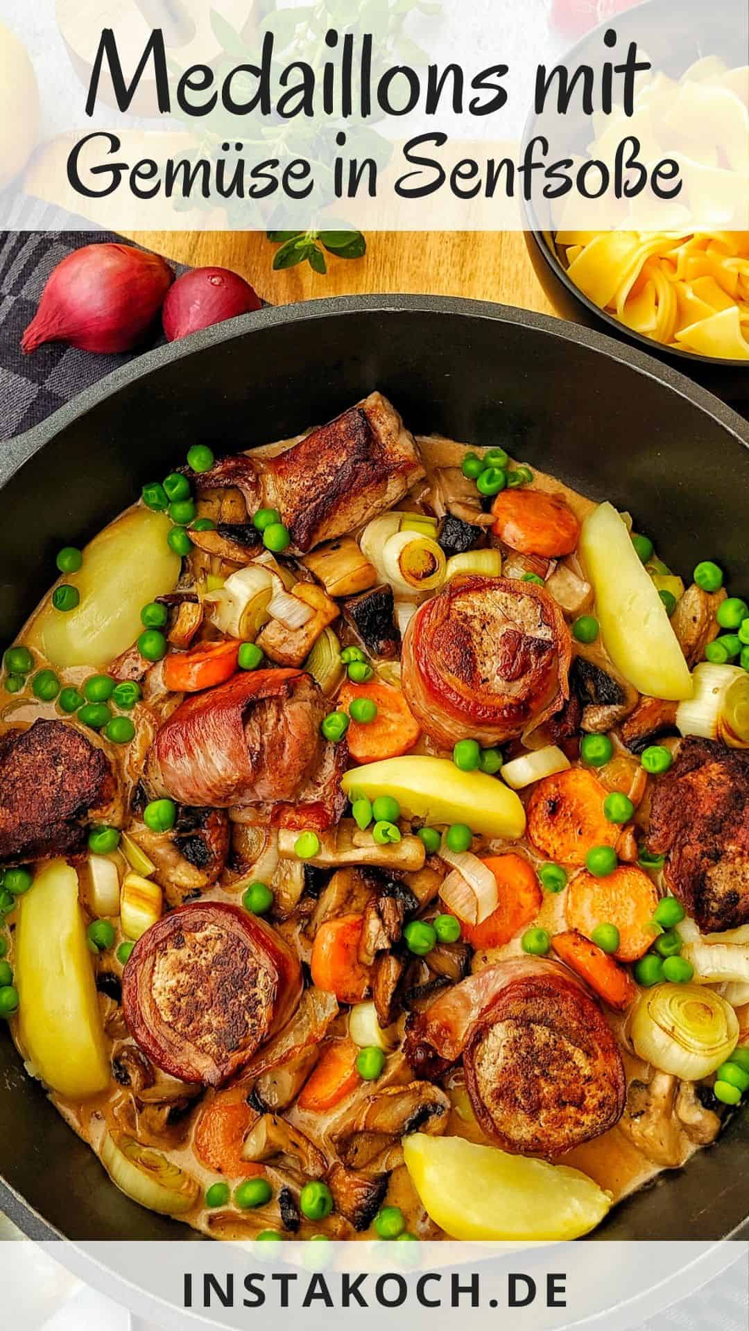 Eine Pfanne mit Medaillons mit Bacon und buntem Gemüse in Senfsoße