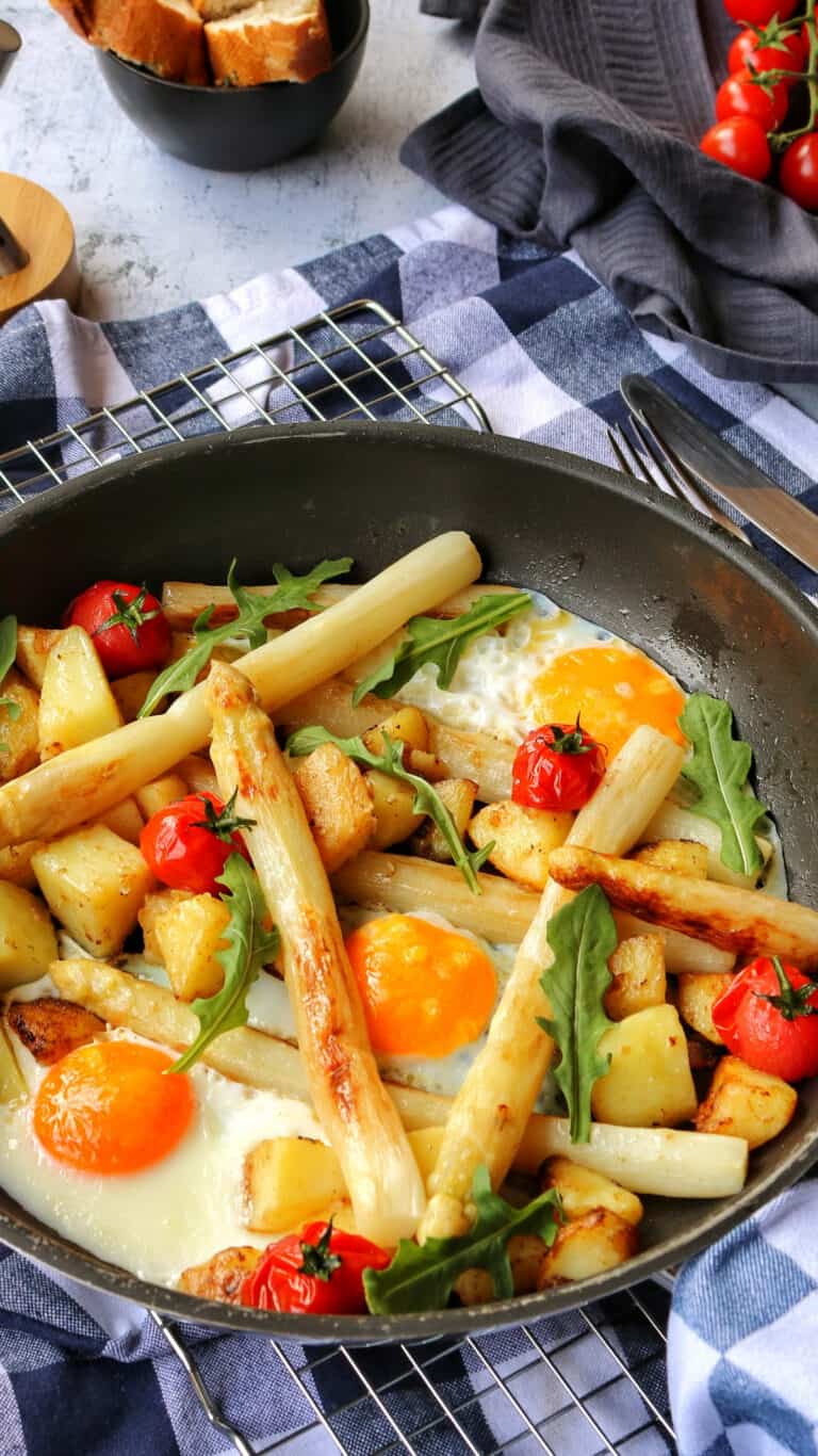 Spargelpfanne Mit Weissem Spargel