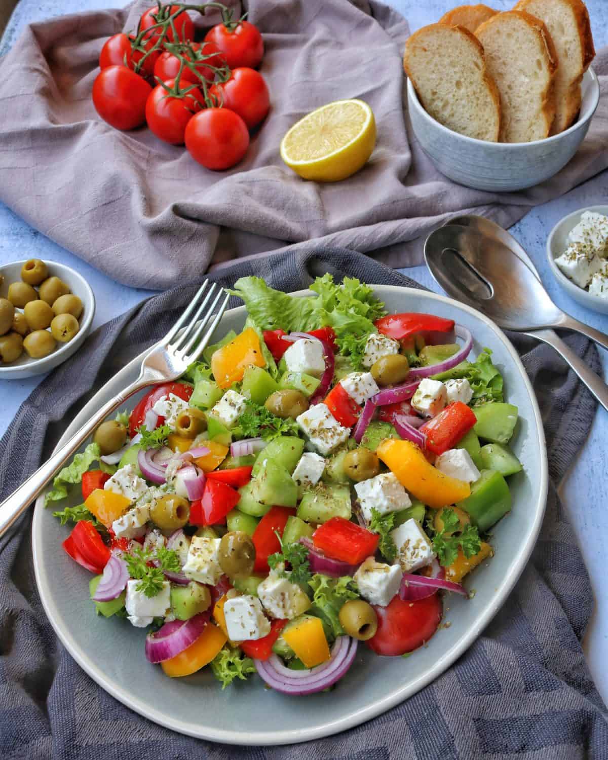 Griechischer Bauernsalat. Ein schnelles, leichtes Sommer Gericht.