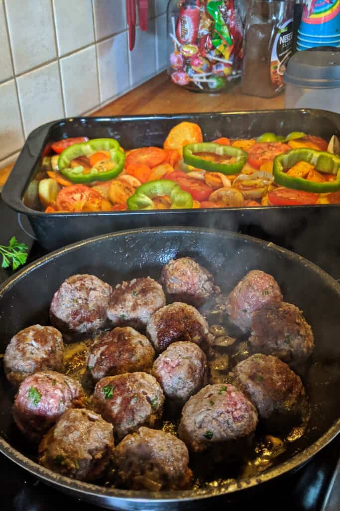 Gebackene Kartoffeln in Tomatensoße mit Hackbällchen und Gemüse ...
