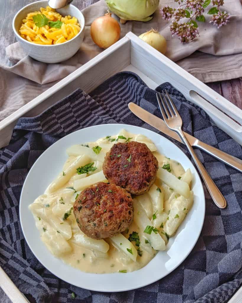 Kohlrabigemüse In Heller Soße Mit Frikadellen Und Spätzle - Instakoch.de