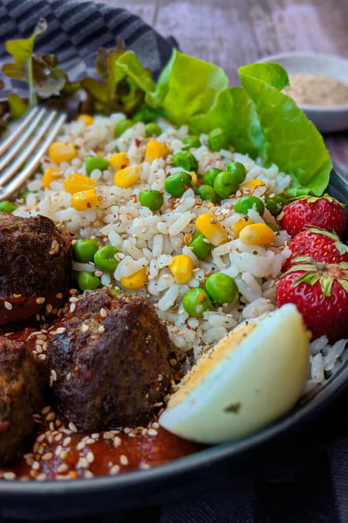 Reis Bowl mit Hackbällchen und Tomatensoße - Instakoch.de