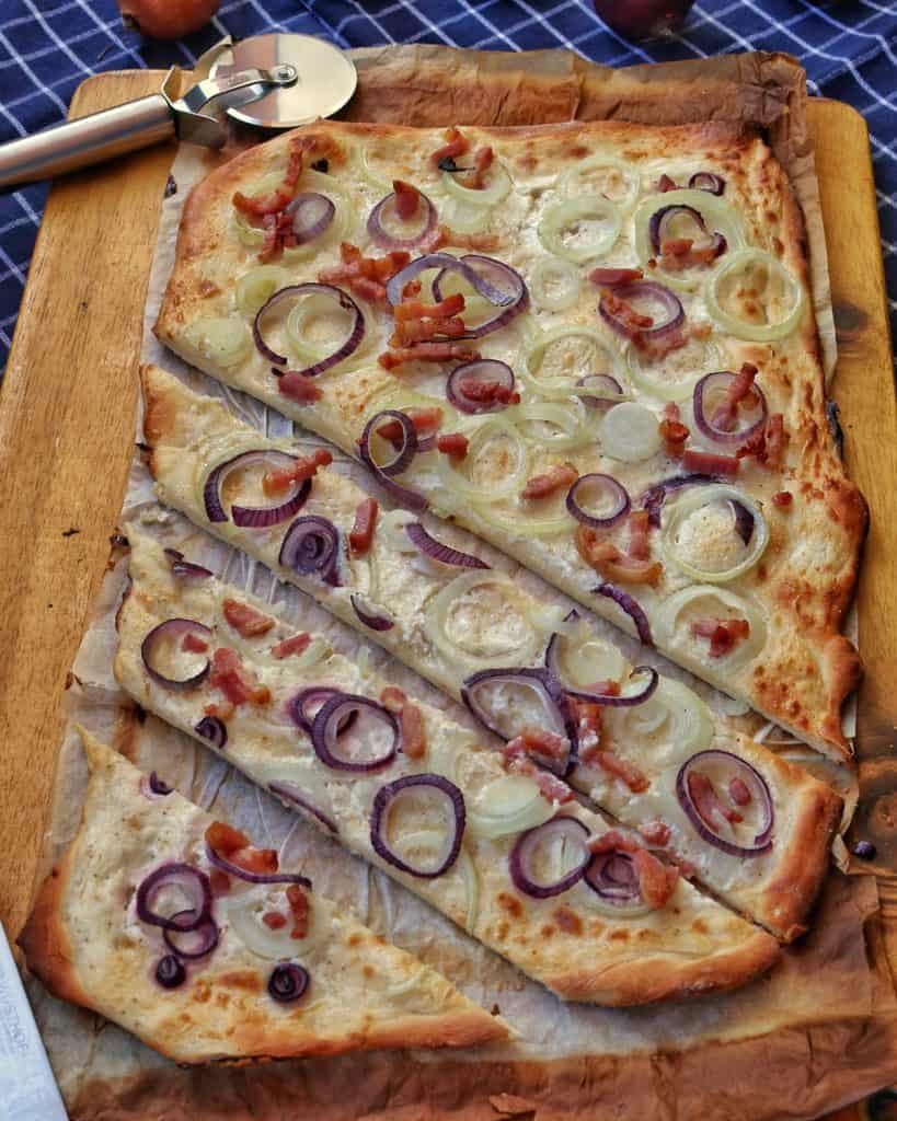 Einfacher Flammkuchen mit Zwiebeln und Speck - Instakoch.de