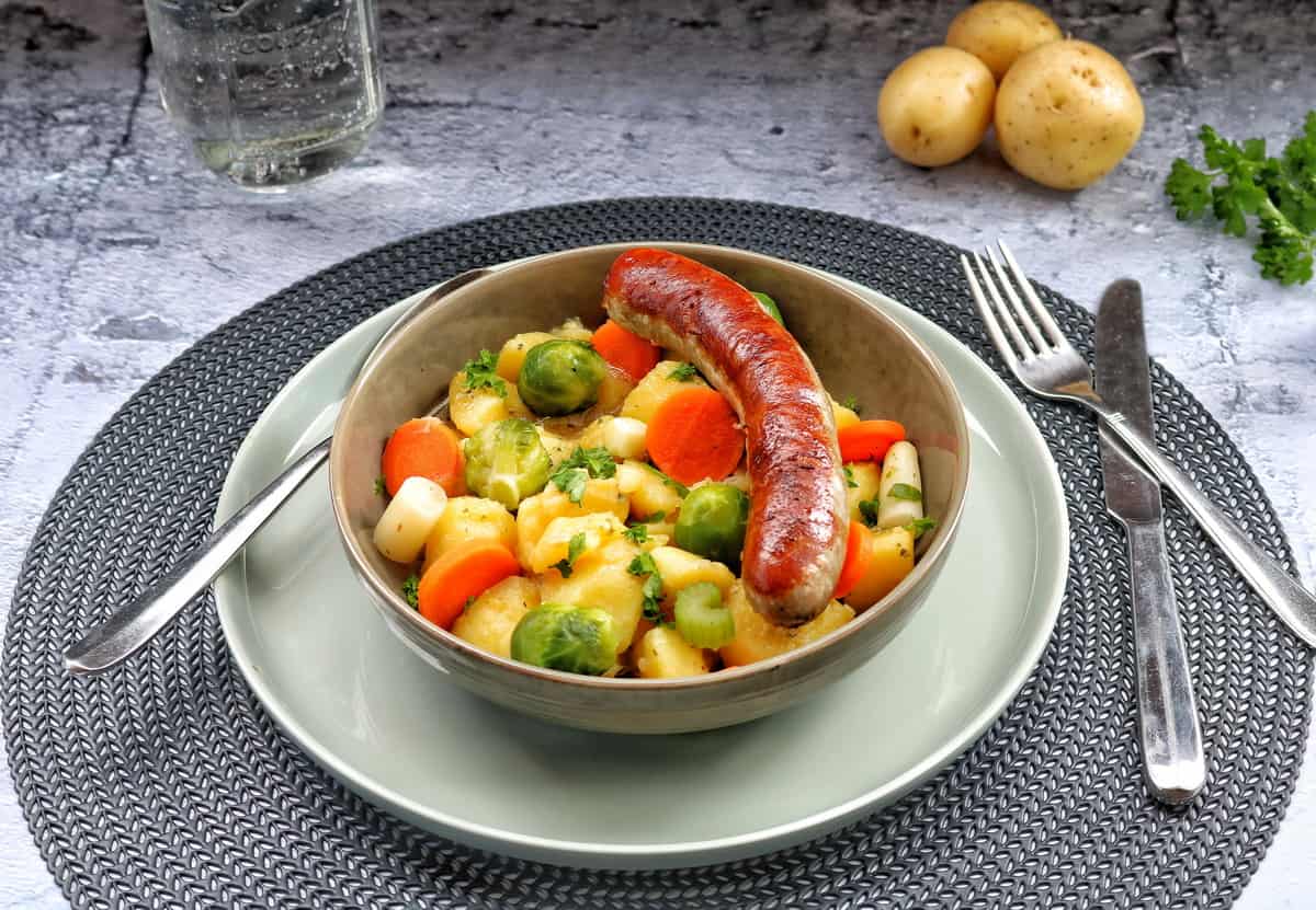 Kartoffelgemüse mit Bratwurst - Einfaches 30 Minuten Gericht - Instakoch.de