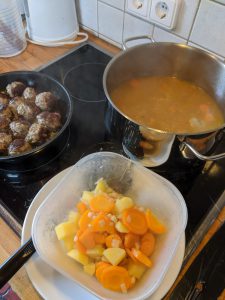 Zubereitung der Kartoffelsuppe.