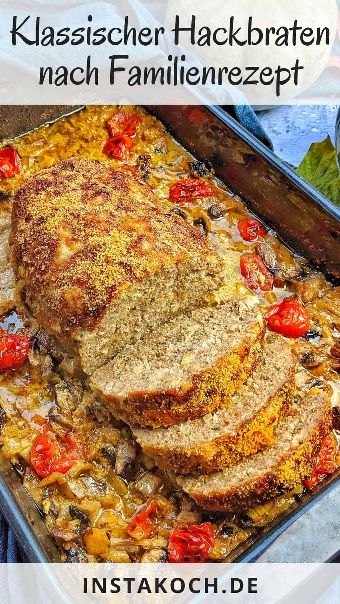 Hackbraten aufgeschnitten in einer Auflaufform mit Tomaten und Pilzen.