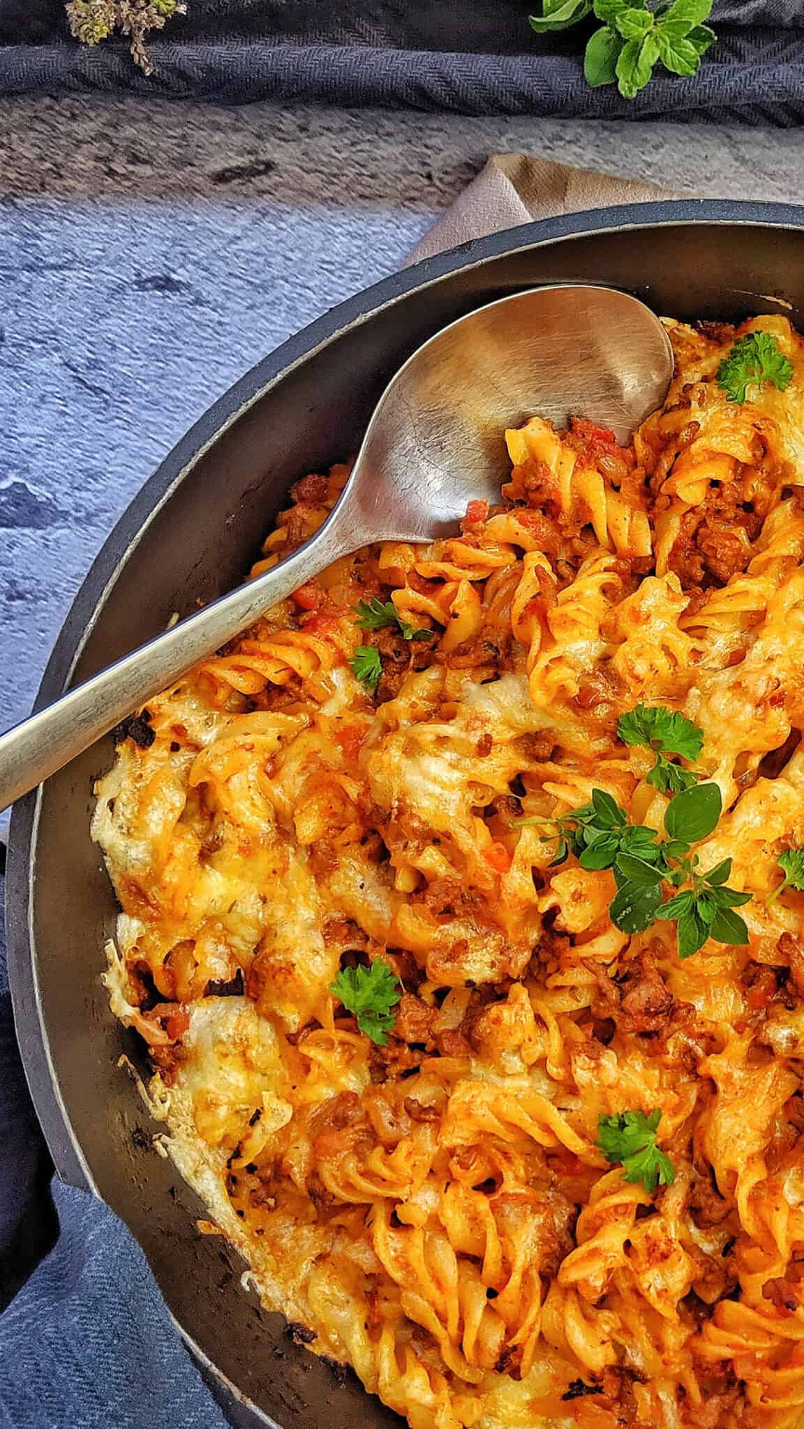 Eine Pfanne mit Nudel Hackfleisch Auflauf.