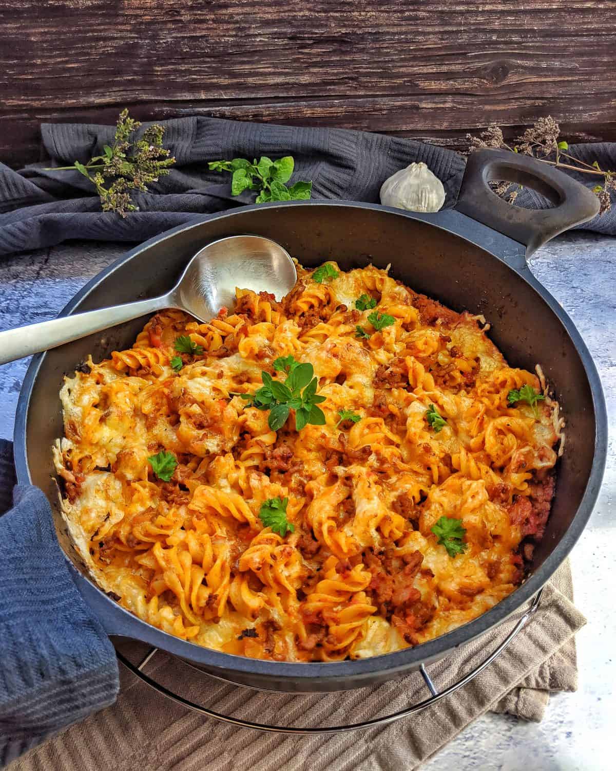 Eine Pfanne mit Nudel Hackfleisch Auflauf