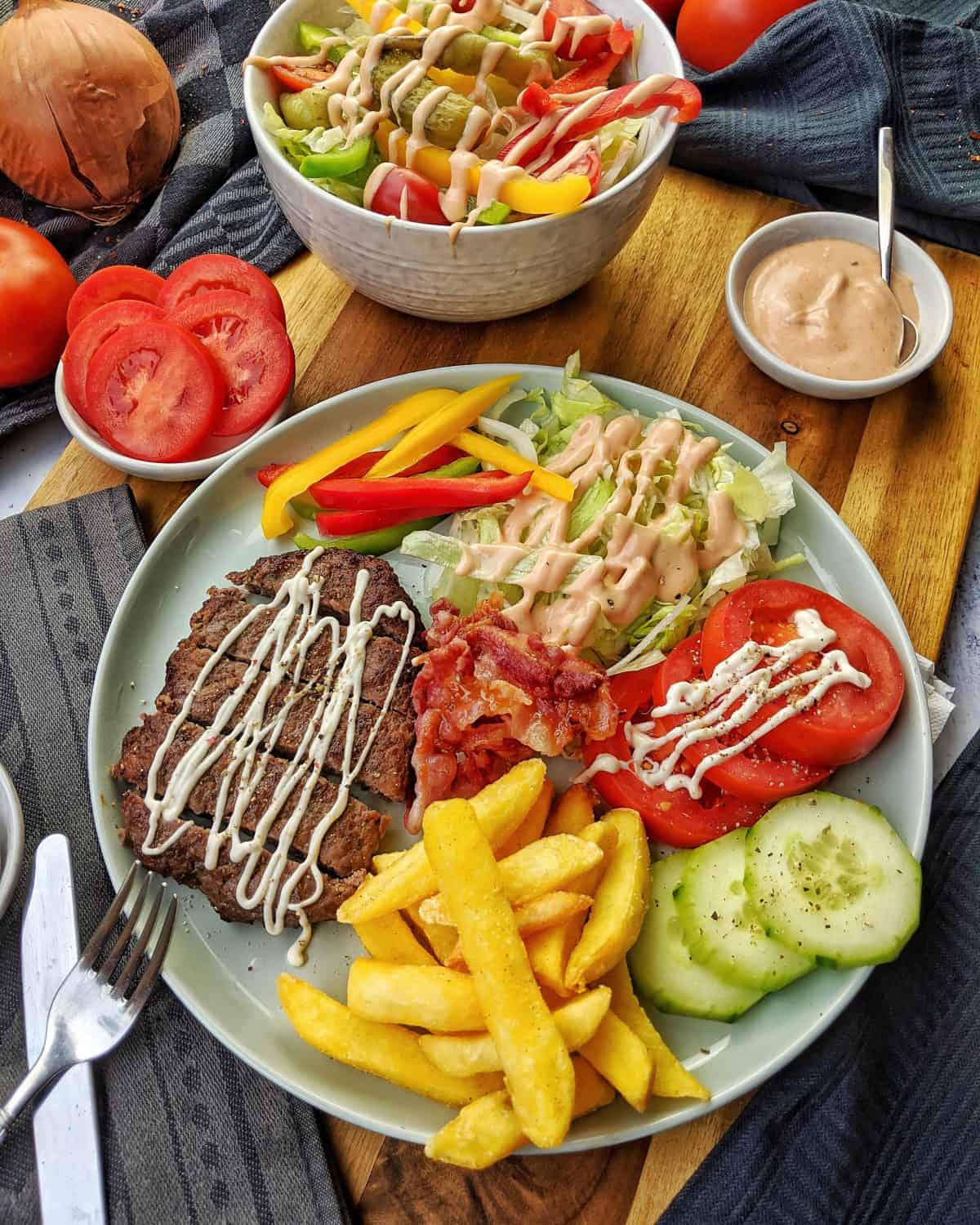 Low Carb Burger Bowl Mit Spezial Sauce Rezept Instakoch De