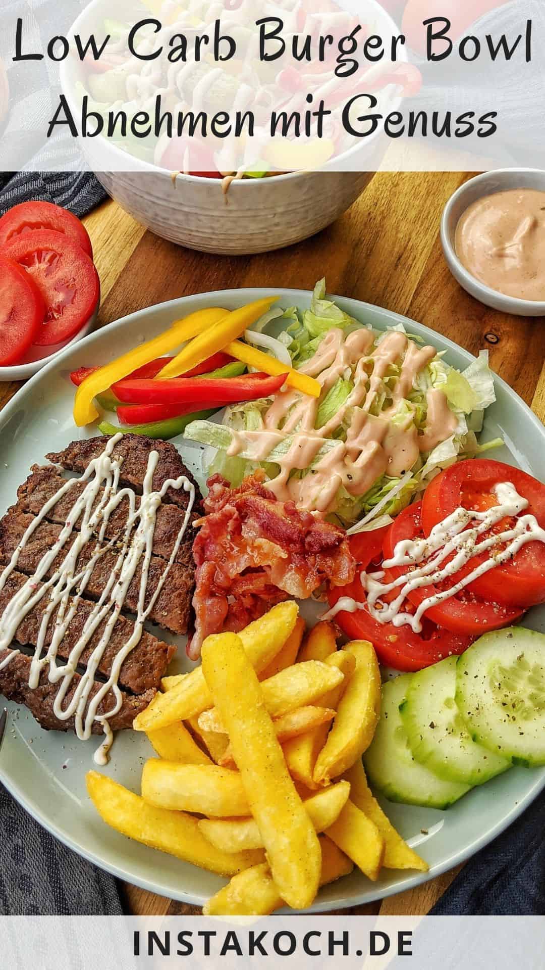 Ein Teller mit einer Burger Bowl. Dahinter eine Schale Salat und weitere Schälchen mit Saucen.