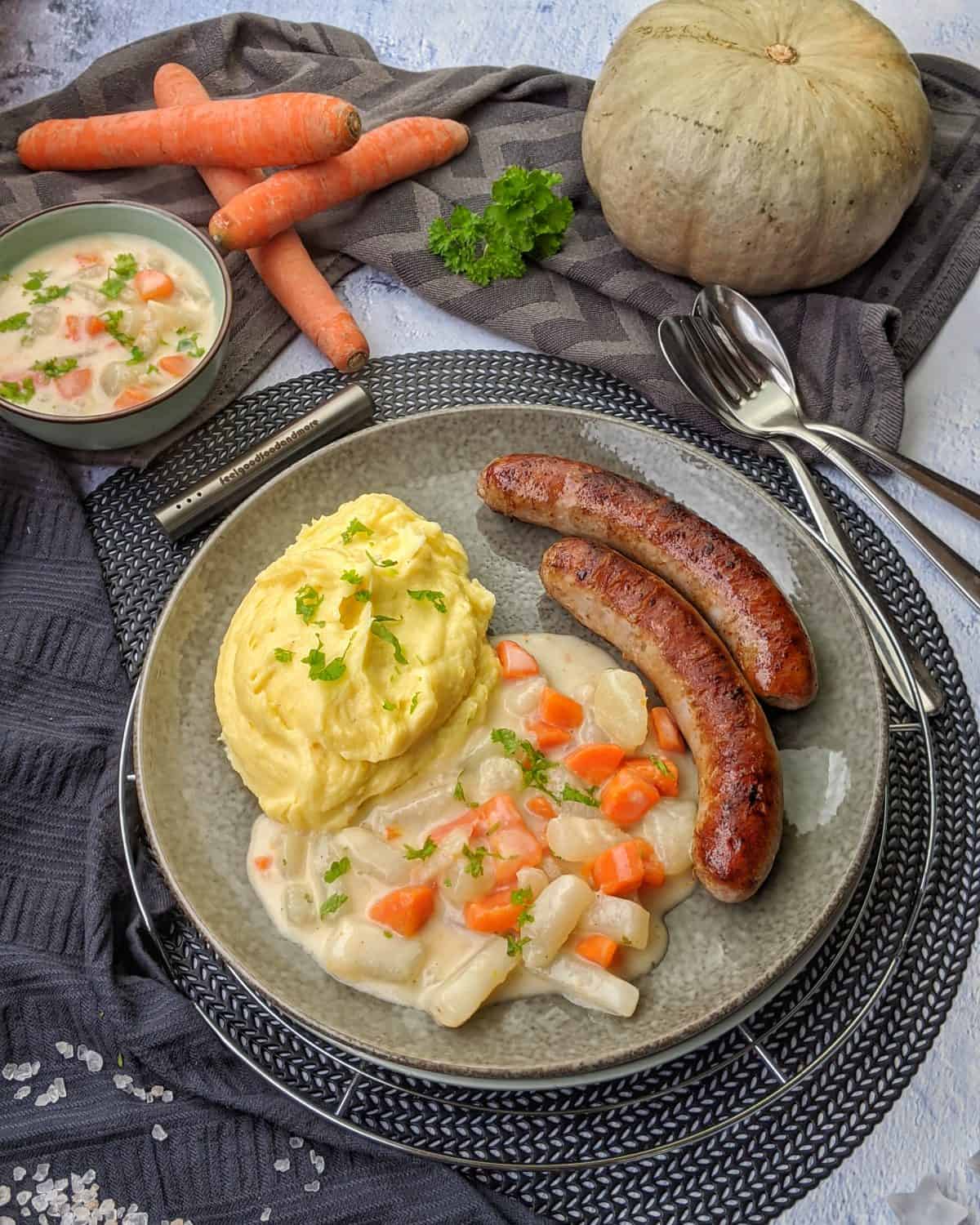 Kohlrabi-Karotten-Gemüse in heller Soße mit Kartoffelpüree und ...