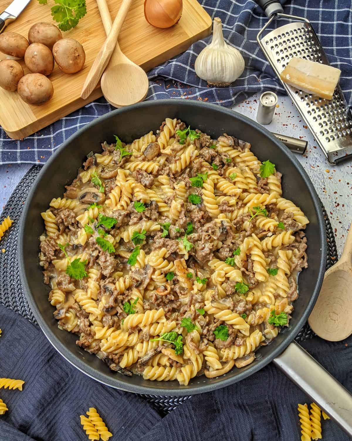 Read more about the article One Pot Pasta mit Hackfleisch und Champignons – Schnelles 30 Minuten Rezept