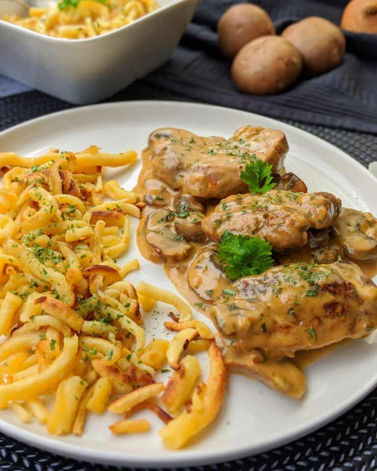 Schweinemedaillons in Champignon Rahmsoße mit Spätzle - Instakoch.de