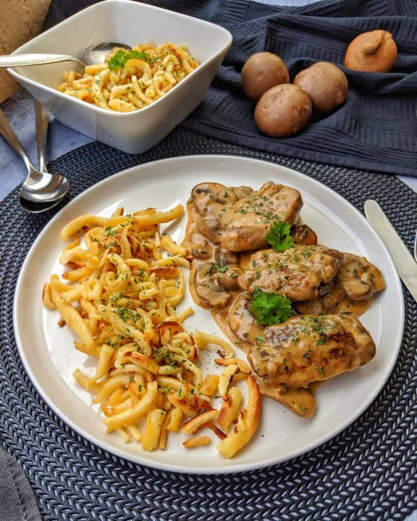 Schweinemedaillons in Champignon Rahmsoße mit Spätzle - Instakoch.de