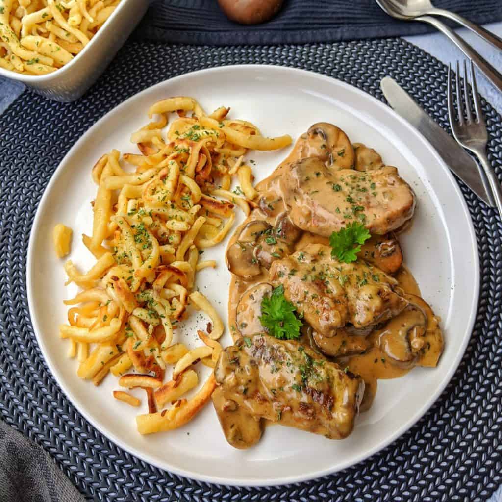 Schweinemedaillons in Champignon Rahmsoße mit Spätzle - Instakoch.de