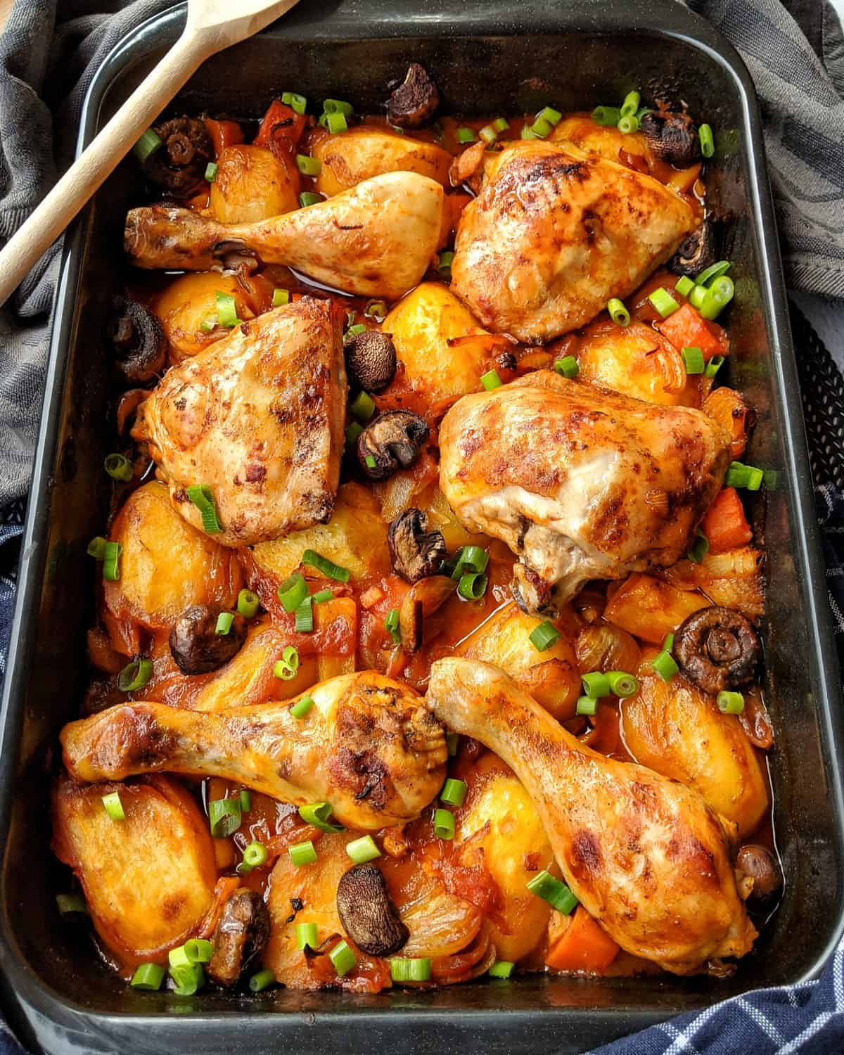 Ofen-Hähnchen mit Kartoffeln und Gemüse in Tomatensoße - Instakoch.de