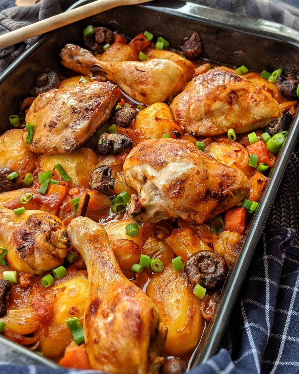 Ofen-Hähnchen mit Kartoffeln und Gemüse in Tomatensoße - Instakoch.de