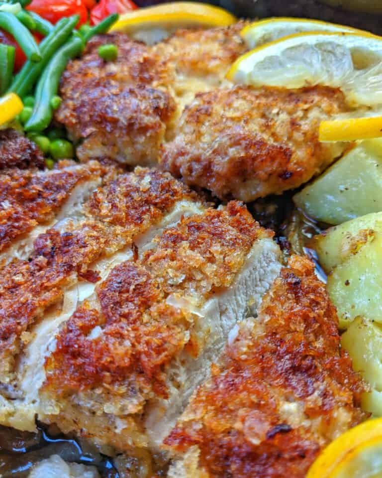 Panierte Parmesan Hähnchenschnitzel aus dem Ofen mit Gemüse und ...