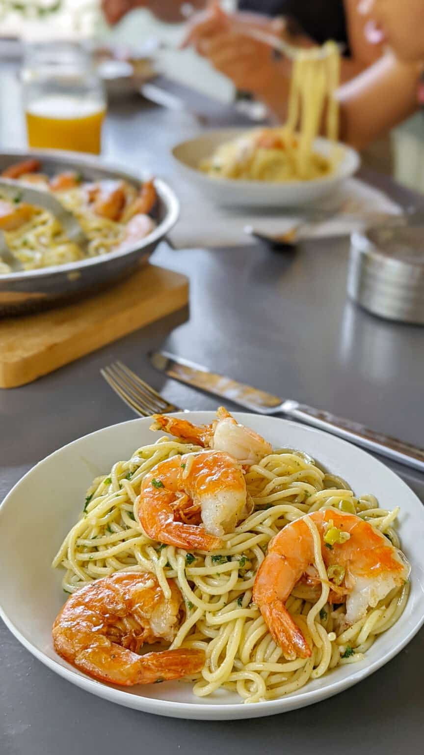 Leckere Spaghetti Aglio e Olio mit Garnelen Ein einfaches und