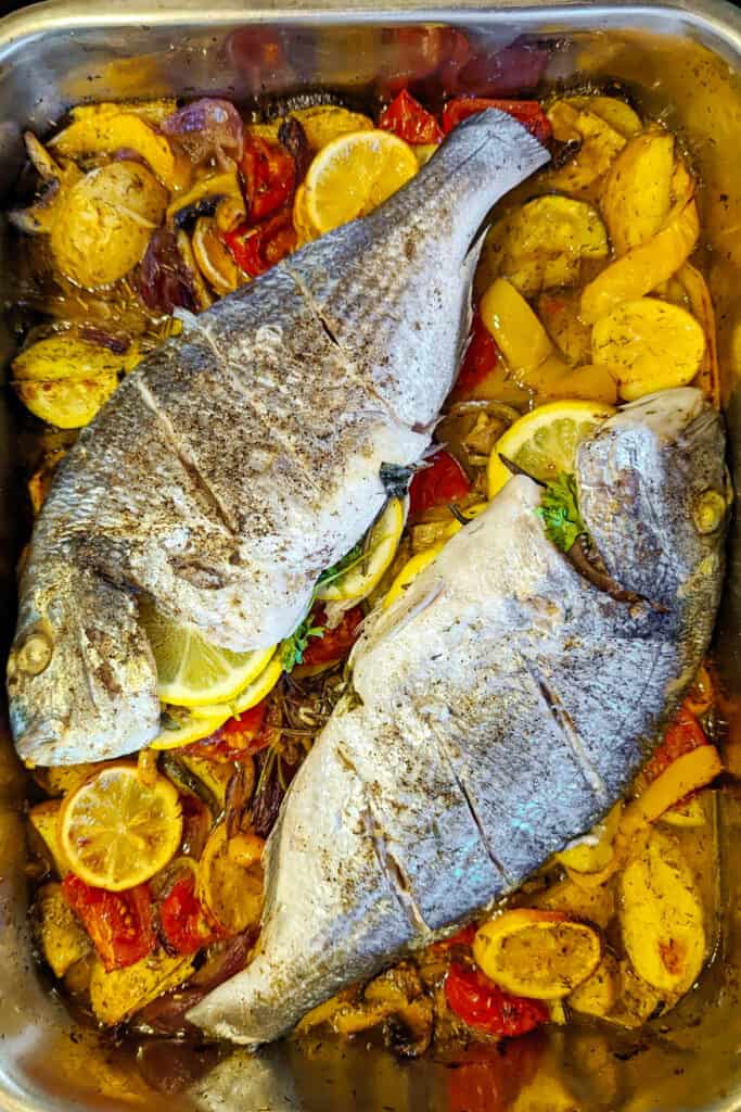 Dorade mit Gemüse und Kartoffeln aus dem Backofen - Instakoch.de