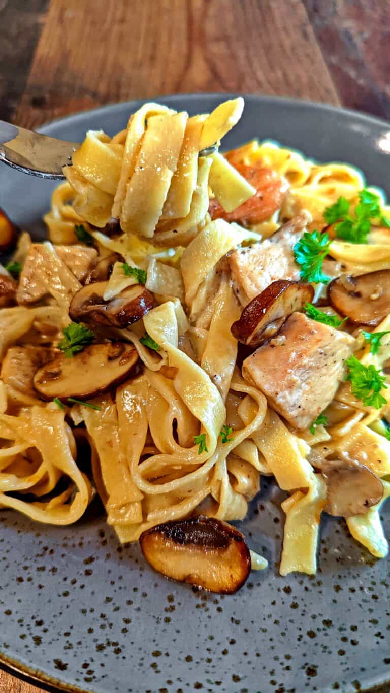 Tagliatelle mit Pilzen und Huhn in Sahnesosse - Instakoch.de