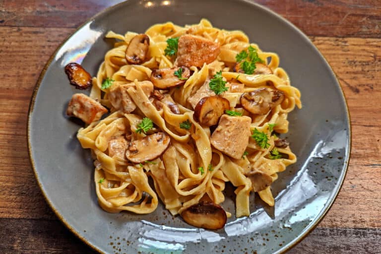 Tagliatelle mit Pilzen und Huhn in Sahnesosse - Instakoch.de