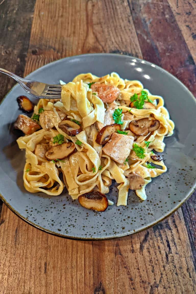 Tagliatelle mit Pilzen und Huhn in Sahnesosse - Instakoch.de