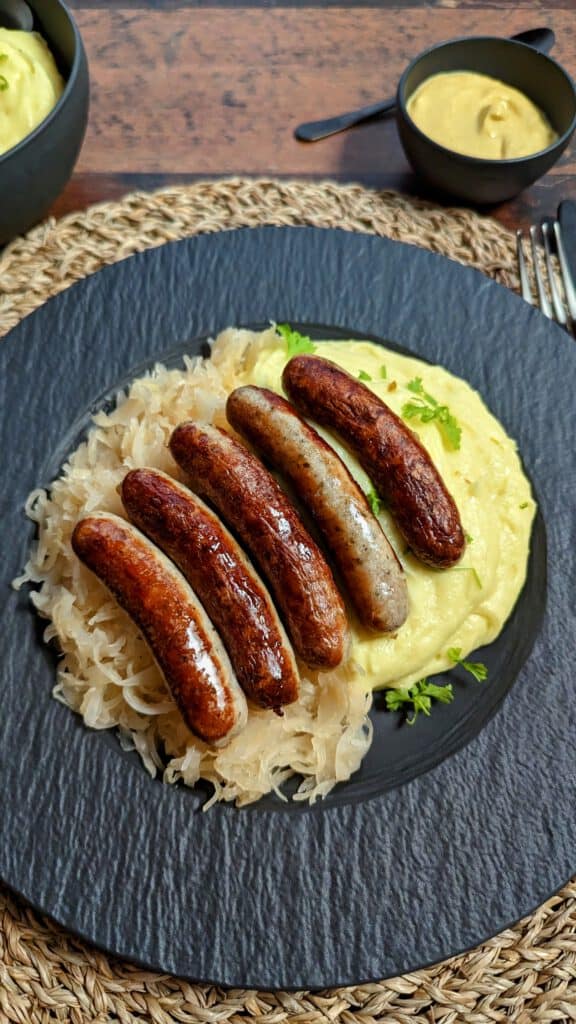 Nürnberger Rostbratwürstchen mit Sauerkraut und Kartoffelpüree ...