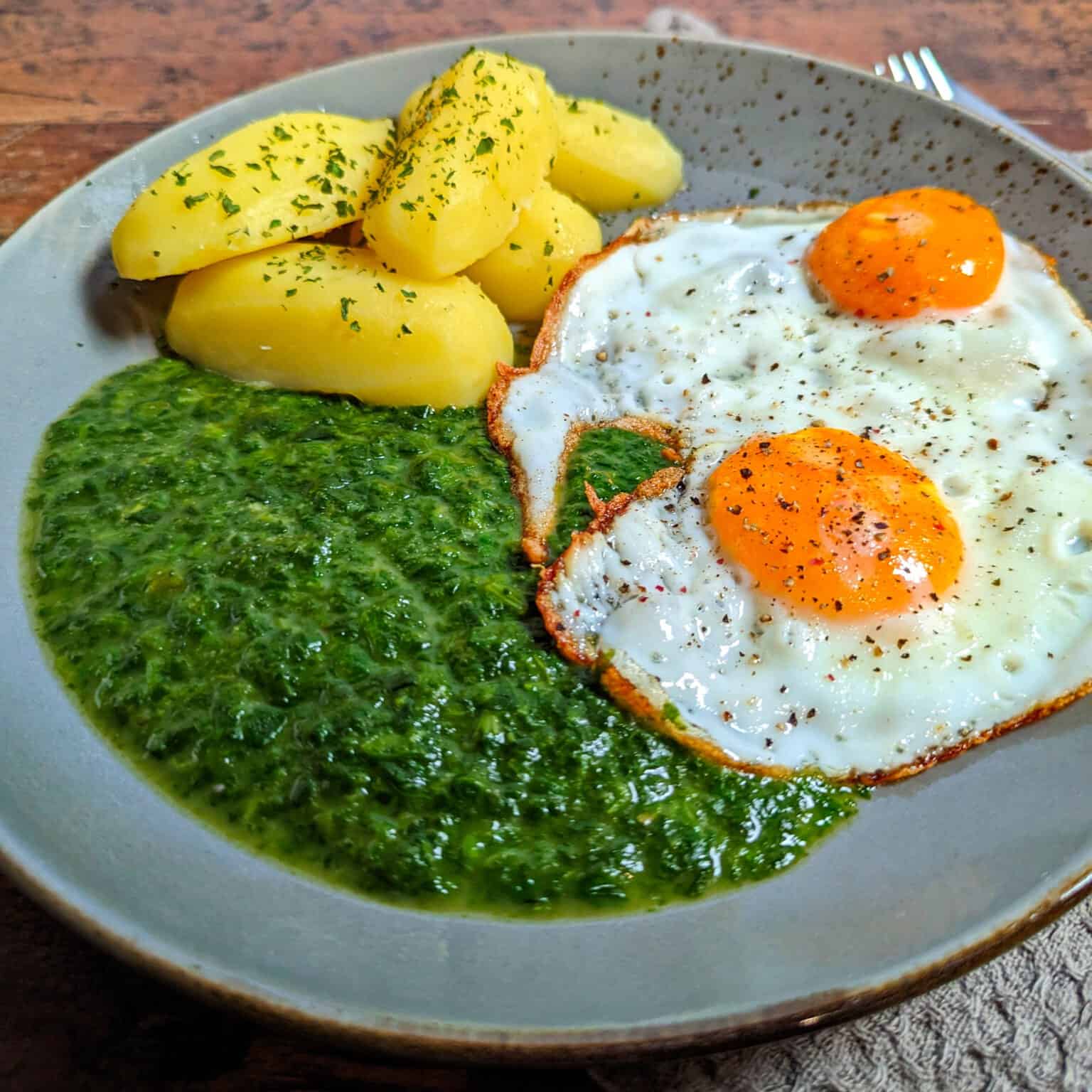 Spinat mit Kartoffeln und Spiegelei - Leckeres Familienessen - Instakoch.de