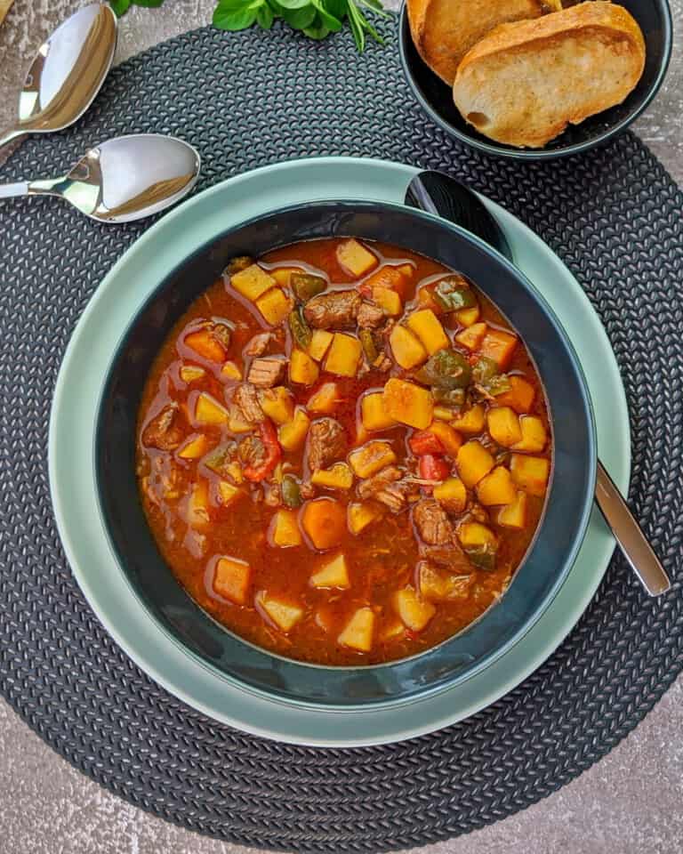 Deftige Gulaschsuppe mit Paprika und Kartoffeln - Einfaches Rezept ...