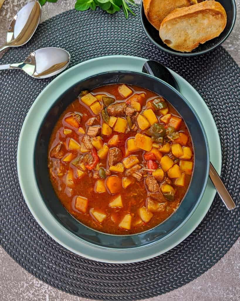 Deftige Gulaschsuppe mit Paprika und Kartoffeln - Einfaches Rezept ...