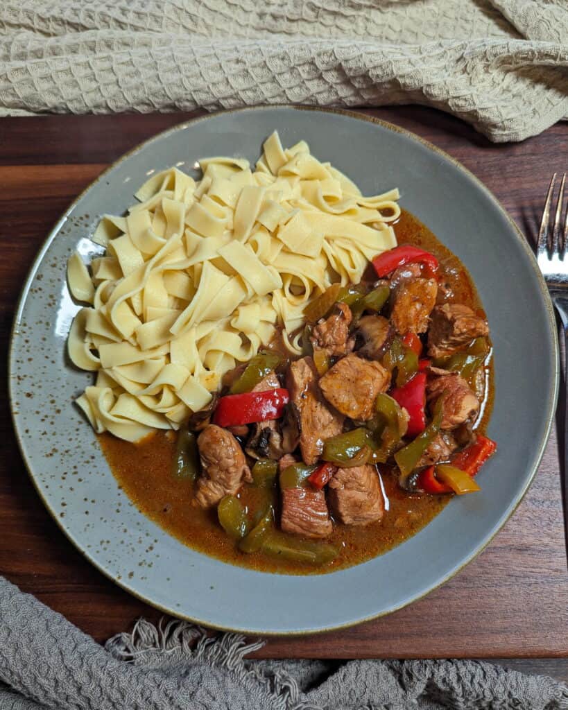 Zartes Putengulasch mit Paprika - Einfaches Low-Carb Rezept - Instakoch.de