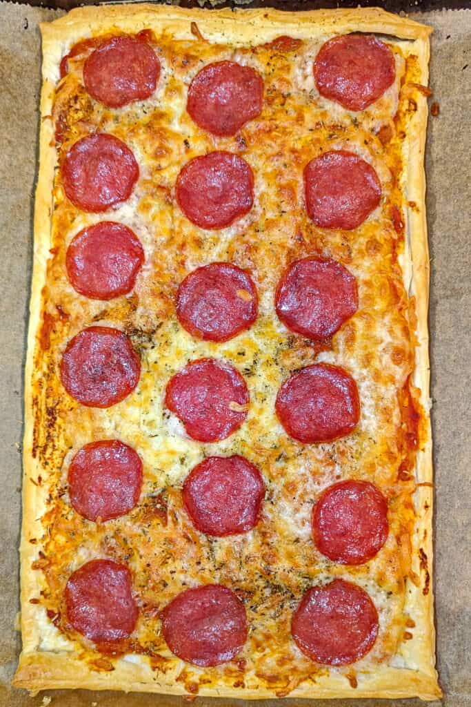 Blätterteig Pizza mit Salami Schnelles und einfaches Rezept Instakoch.de