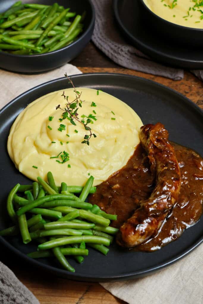 Bratwurst in dunkler Soße mit Kartoffelpüree - Bangers and mash ...