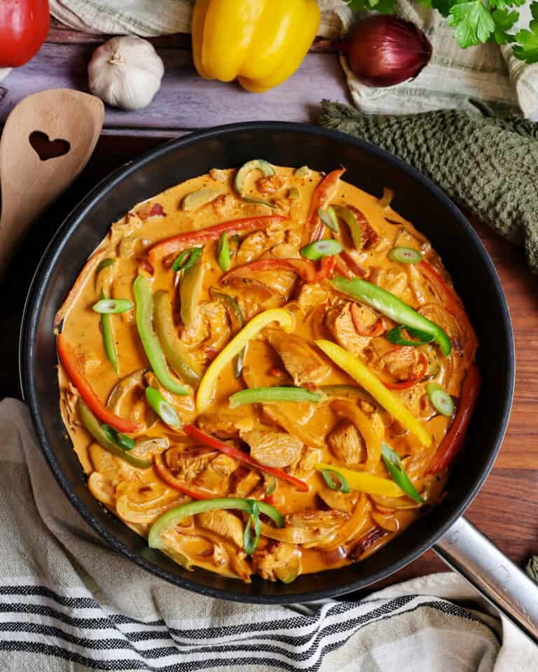 Low Carb Hähnchen-Paprika-Pfanne mit cremiger Parmesan-Frischkäsesoße ...