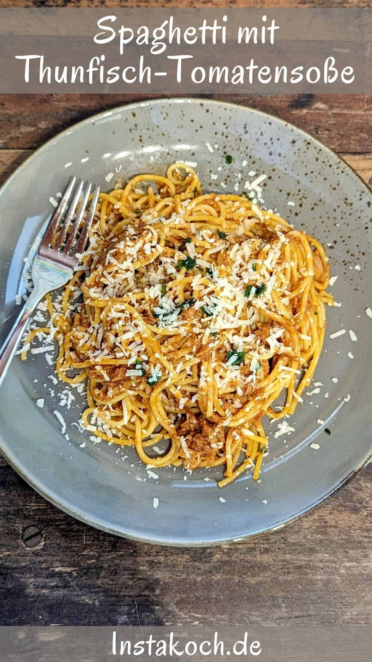 Ein Teller mit Spaghetti mit Thunfisch-Tomatensoße.