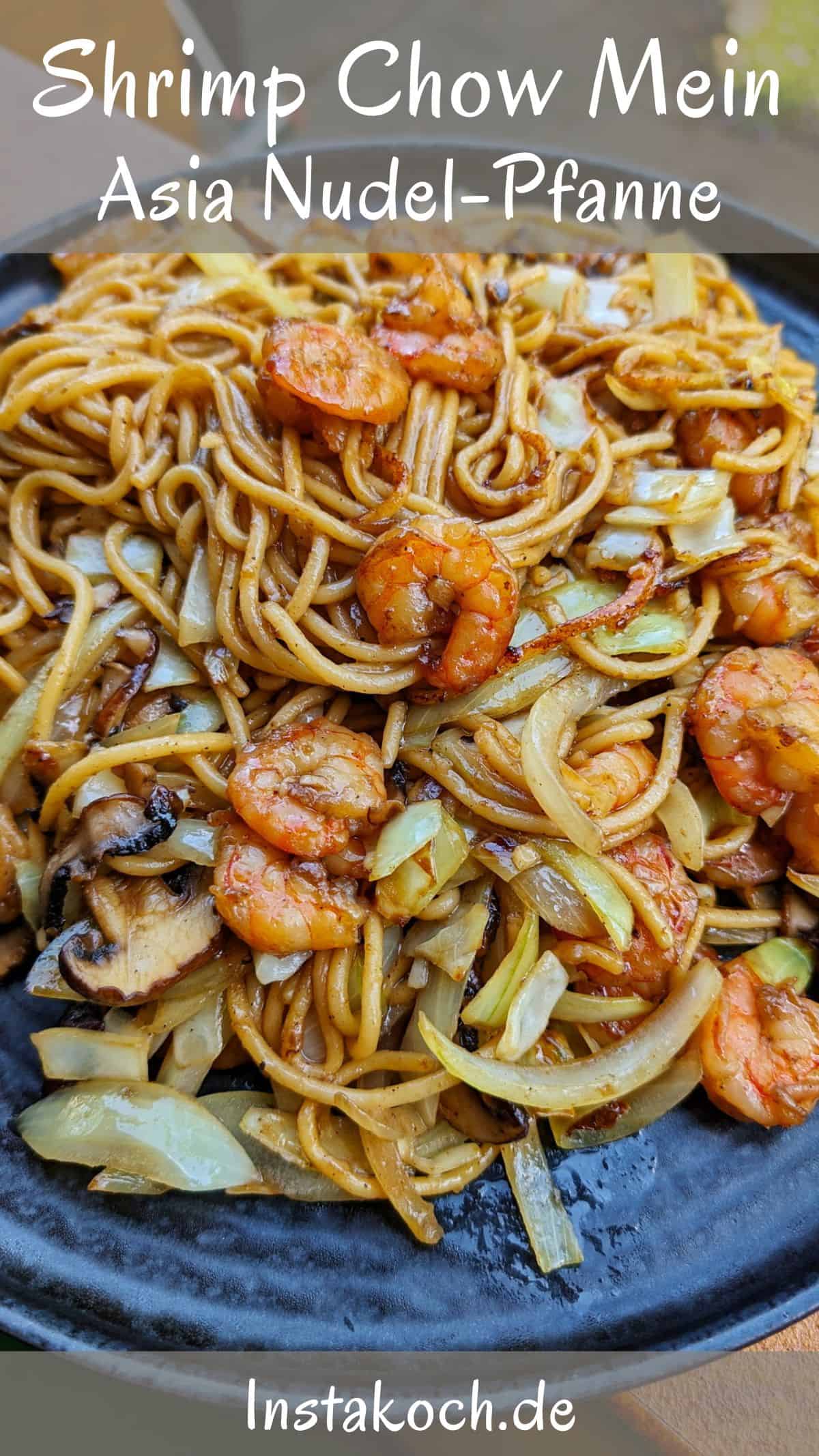 Eine Nahaufnahme von einem dunklen Teller mit Shrimp Chow Mein.