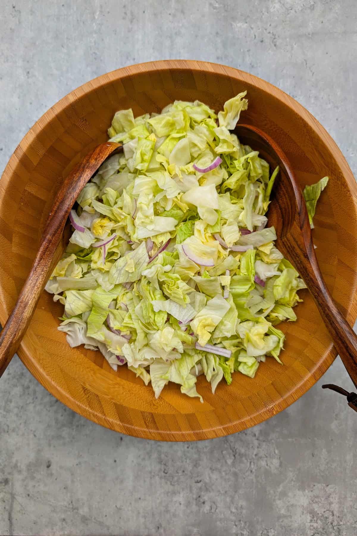 Eine Salatschüssel mit grünem Salat mit Honig-Senf Dressing.