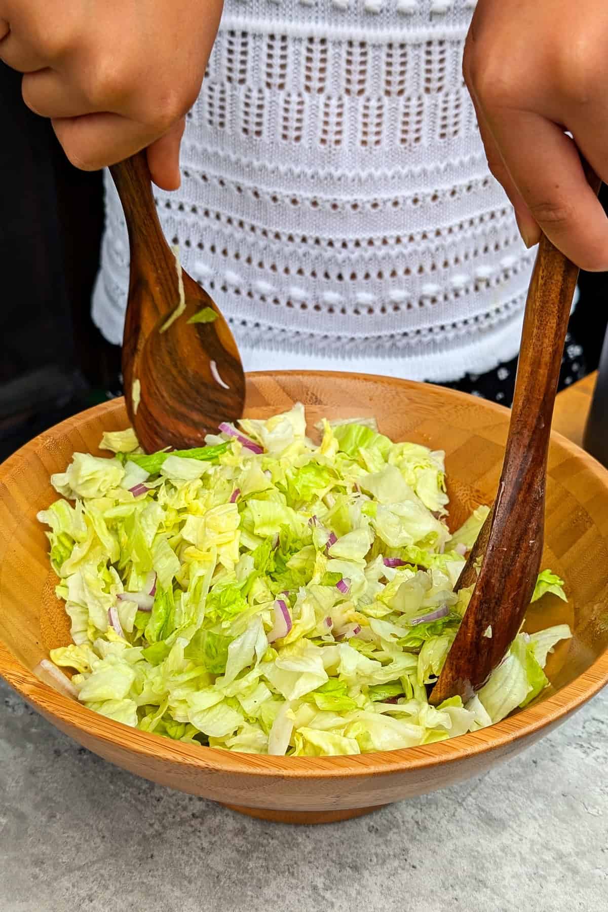 Eine Salatschüssel mit grünem Salat mit Honig-Senf Dressing.