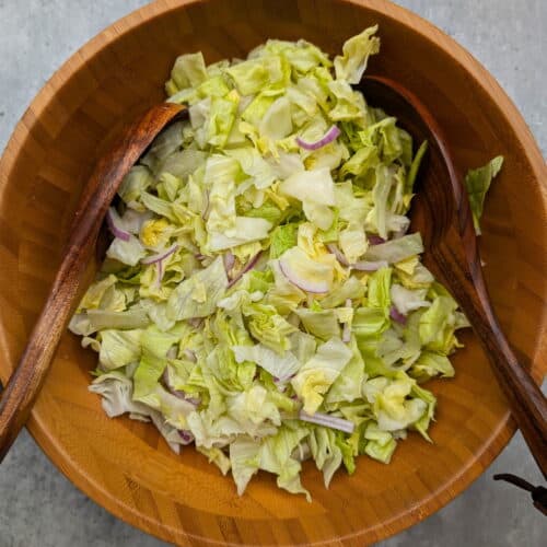 Eine Salatschüssel mit grünem Salat mit Honig-Senf Dressing.