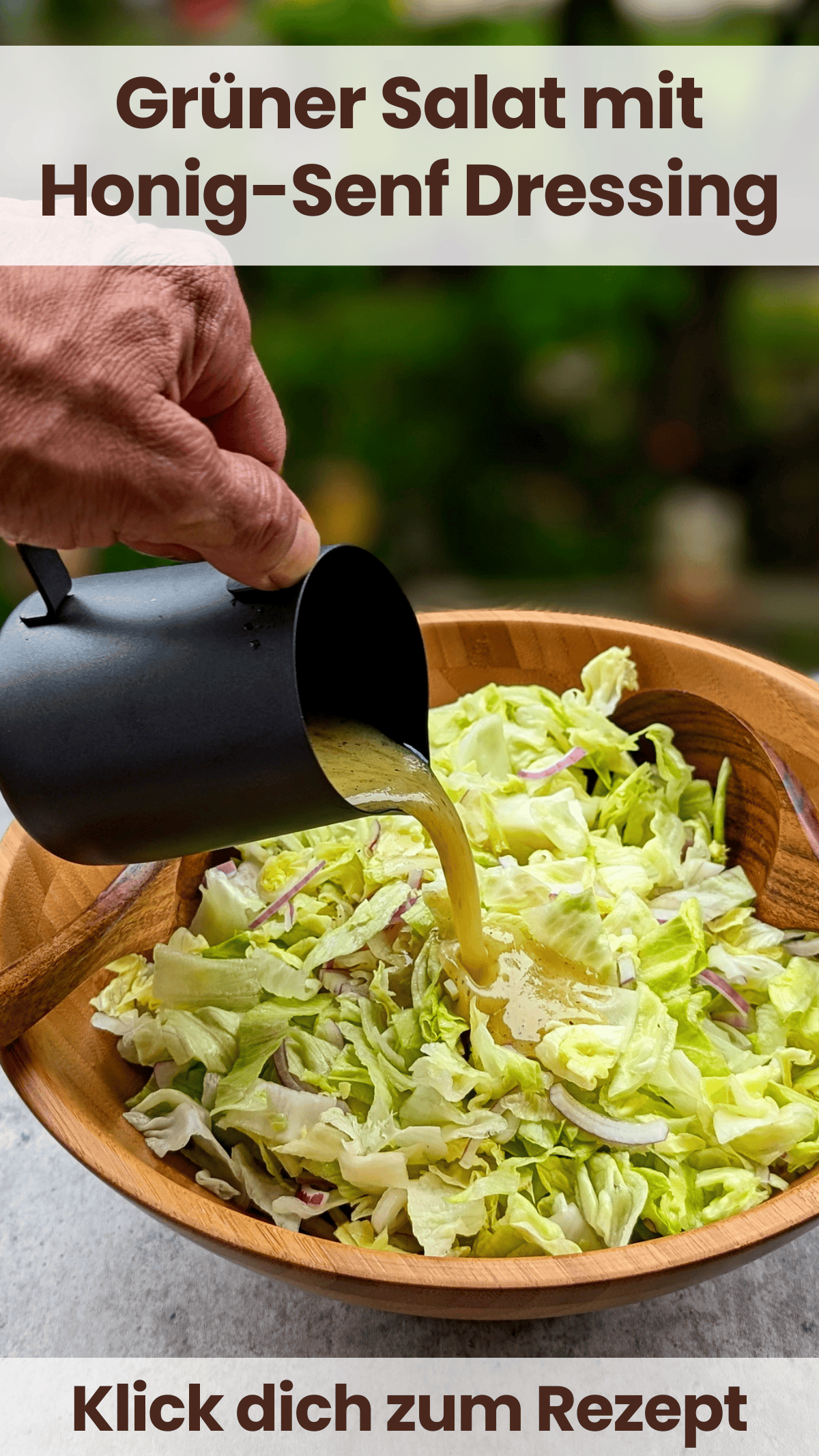 Eine Salatschüssel mit grünem Salat mit Honig-Senf Dressing in die Dressing gegossen wird.