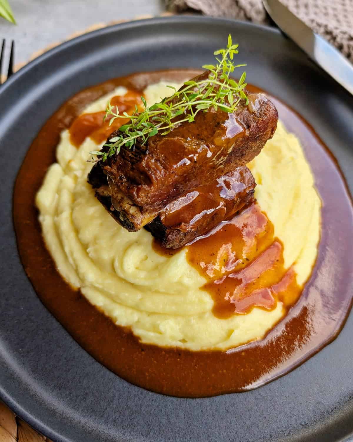 Mehr über den Artikel erfahren Geschmorte Short Ribs in Rotweinsoße