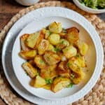 Eine weiße Schale mit Crispy Roast Potatoes.